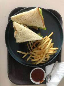 Jídlo v hotelu nebo okolí + 20 fotografií