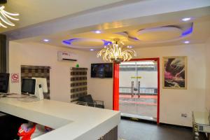 ラゴスにあるTriple Tee Luxury Hotel & Service Apartments Surulereのギャラリーの写真