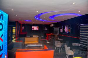 TV a/nebo společenská místnost v ubytování Triple Tee Luxury Hotel & Service Apartments Surulere