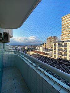 Un balcon sau o terasă la Apto Boqueirão próximo e com vista Mar