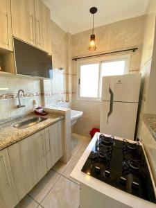 O bucătărie sau chicinetă la Apto Boqueirão próximo e com vista Mar +12 fotografii