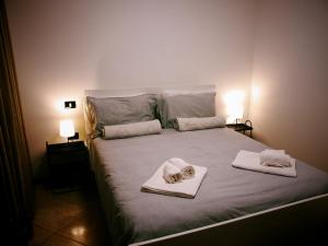 a bedroom with a bed with towels on it at MariMare B&B in Pozzallo