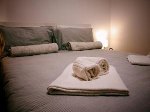 a bedroom with a bed with towels on it at MariMare B&B in Pozzallo
