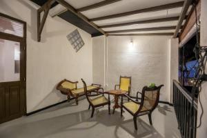 Un grupo de sillas y una mesa en una habitación. en Merenza, en Unawatuna 31 fotos más