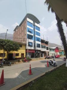 ワヌコにあるDepartamento excelente ubicaciónの建物前のオレンジ色の円錐形の通り