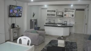 ワヌコにあるDepartamento excelente ubicaciónのソファとテレビのあるリビングルーム +16枚の写真