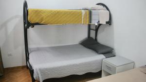 ワヌコにあるDepartamento excelente ubicaciónの二段ベッド2台とテーブルのある部屋