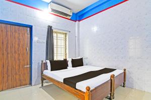 a bedroom with a bed in a room at Hotel O New Cuttack Guest House in Cuttack