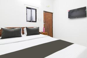 コルカタにあるHOTEL O SPの白いベッドとテレビのある寝室 +21枚の写真