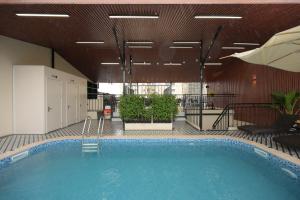 una gran piscina en un gran edificio en San Hotel & Pool, en Hanói