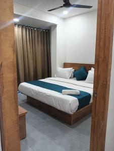 Ένα ή περισσότερα κρεβάτια σε δωμάτιο στο Hotel Vatika Inn