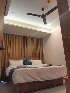 Ένα ή περισσότερα κρεβάτια σε δωμάτιο στο Hotel Vatika Inn