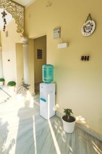 a room with a thermosphericermottermottermott at Hidden Leaf in Dehradun