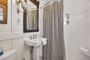 Vannituba majutusasutuses Ebbtide by Tybee Cottages +47 fotot