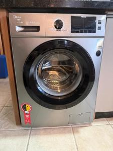 a washing machine is sitting in a kitchen at Entre o Mar e o Centro - A melhor Localização in Torres +4 photos