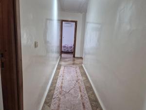 un corridoio vuoto con una stanza con un corridoio di Luxury Apartment in Fes City Centre for Families a Fes