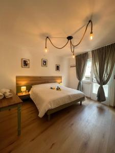 ein Schlafzimmer mit einem Bett mit Blumen darauf in der Unterkunft Cjasa Celeste - Apartments in Andreis in Andreis