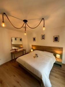 ein Schlafzimmer mit einem großen weißen Bett und Lichtern in der Unterkunft Cjasa Celeste - Apartments in Andreis in Andreis