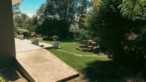 een park met een houten bank in het gras bij Two on Bramble in Hilton +2 foto's