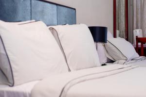 Postel nebo postele na pokoji v ubytování Ekhaya Lodge + 17 fotografií