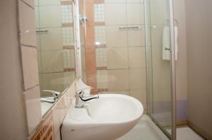 Koupelna v ubytování Ekhaya Lodge