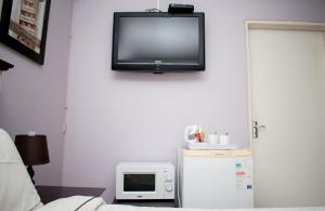 TV a/nebo společenská místnost v ubytování Ekhaya Lodge