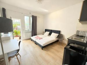 バート・エーンハウゼンにあるLoft am Kurpark, nähe Kurpark, GOP, Balitherme, mit Waschmaschine u Kücheのリビングルーム(ベッド1台、シンク付) +14枚の写真