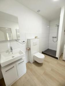 バート・エーンハウゼンにあるLoft am Kurpark, nähe Kurpark, GOP, Balitherme, mit Waschmaschine u Kücheのトイレと洗面台を備えた白いバスルーム