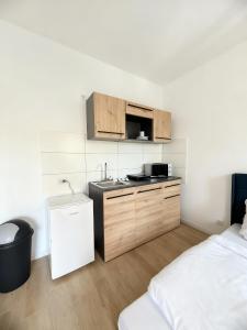 バート・エーンハウゼンにあるLoft am Kurpark, nähe Kurpark, GOP, Balitherme, mit Waschmaschine u Kücheの小さなキッチン(シンク、ベッド付)