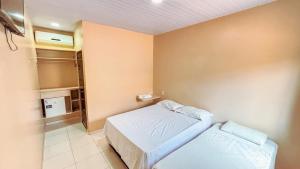 a room with two beds in a room at Arejar Hotel in Juruti