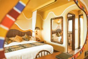 Lolgorien马拉塞丽娜山林小屋的一间带床和镜子的酒店房间 更多18张照片