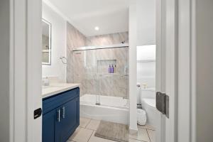 雷东多海滩Hidden South Bay Gem near Manhattan and Redondo Beach的带浴缸、马桶和水槽的浴室 更多16张照片