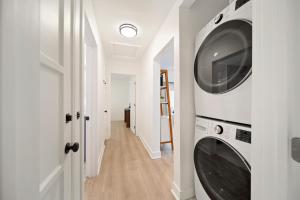 雷东多海滩Hidden South Bay Gem near Manhattan and Redondo Beach的洗衣房设有洗衣机和烘干机以及走廊