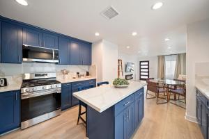 雷东多海滩Hidden South Bay Gem near Manhattan and Redondo Beach的一间设有蓝色橱柜的厨房和一间用餐室