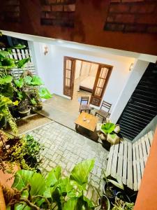 Κήπος έξω από το Shady Edge