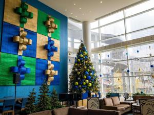 uma árvore de Natal no lobby de um hotel em Fairmont Austin em Austin