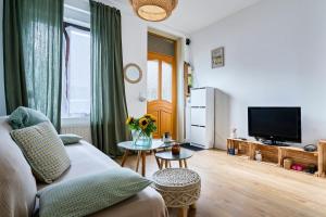 TV a/nebo společenská místnost v ubytování La Maisonette - Les Demeures d'Adrien