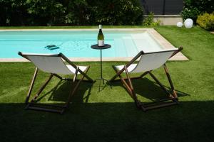 Πισίνα στο ή κοντά στο Beautiful WabiSabi Style House in Nuits-Saint-Georges