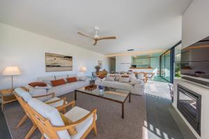 Una sala de estar con muebles blancos y chimenea. en Casa de Cima Luxury Villa, en Sintra