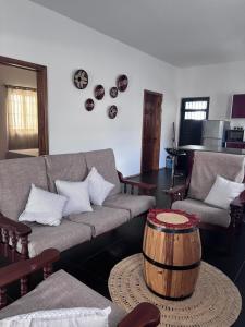 un salon avec un canapé, une table et un tonneau dans l'établissement Soley, à Port-Louis
