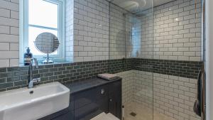 a bathroom with a sink and a mirror at Ramsbury Cottage in Ramsbury +16 photos