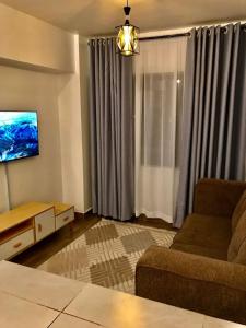 ein Wohnzimmer mit Sofa und Tisch in der Unterkunft C&N homes Kisumu in Kisumu