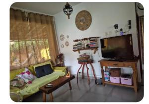 Μια τηλεόραση ή/και κέντρο ψυχαγωγίας στο Casa dos sonhos 3 casais e 3 crianças