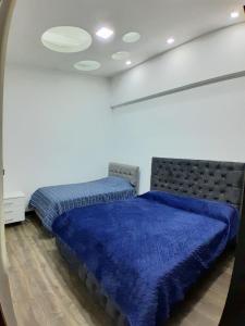 a bedroom with two beds and a mirror at Suite de 4 camas cerca de UTPL y centro in Loja