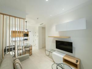 a living room with a couch and a tv at La Maquinilla fjhomefj in Jerez de la Frontera