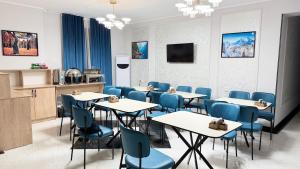 Μια τηλεόραση ή/και κέντρο ψυχαγωγίας στο Anhor INN Hotel with Sauna&Pool