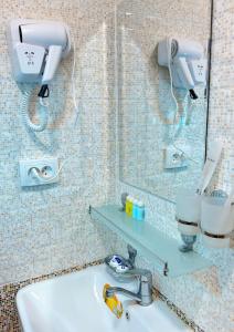 Ένα μπάνιο στο Anhor INN Hotel with Sauna&Pool