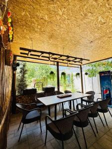 a dining room with a table and chairs at Guesthouse Gorilla 