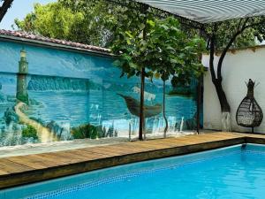 a mural on a wall next to a swimming pool at Guesthouse Gorilla 