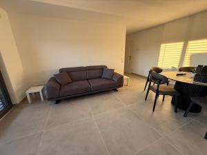 ErbachにあるFerienwohnung am Schlossのソファとテーブルのあるリビングルーム +16枚の写真